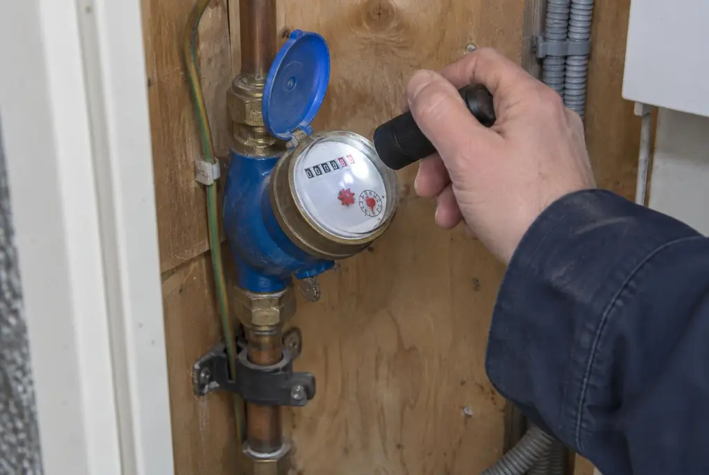 Lekdetectie Dordrecht – watermeter in de meterkast controleren met een zaklamp